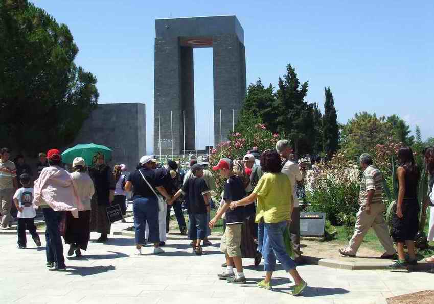  Çanakkalede Şehitliklere Ziyaretçi Akını 