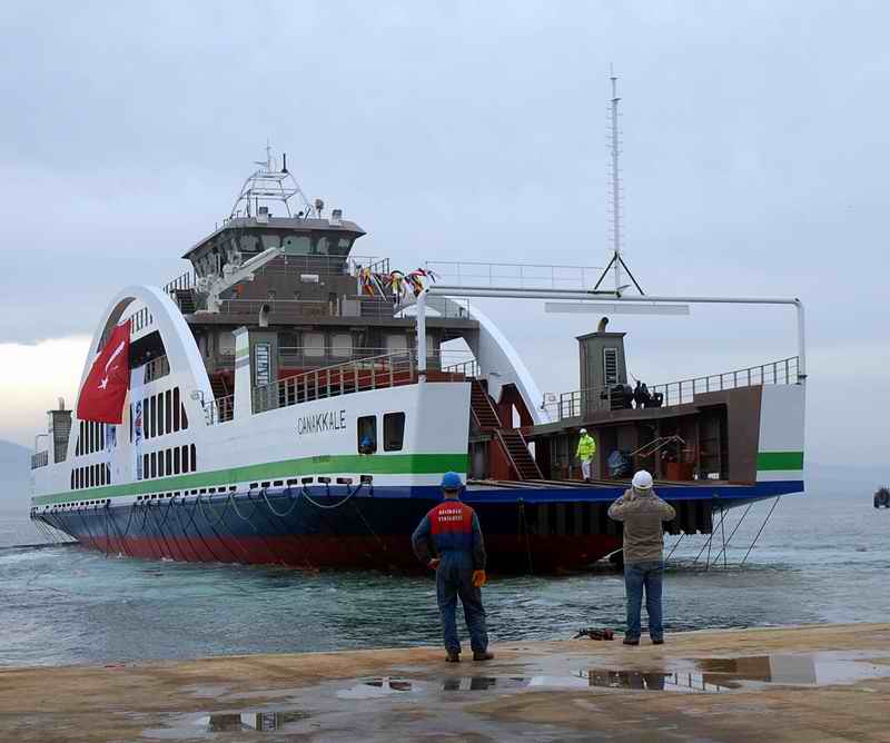  Çanakkale Feribotu Törenle Denize İndirildi 