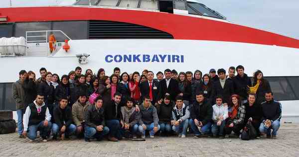  253 Öğrenci Çanakkale Savaşında Şehit Olan 253 Bin Mehmetçiği Denizde Andı 