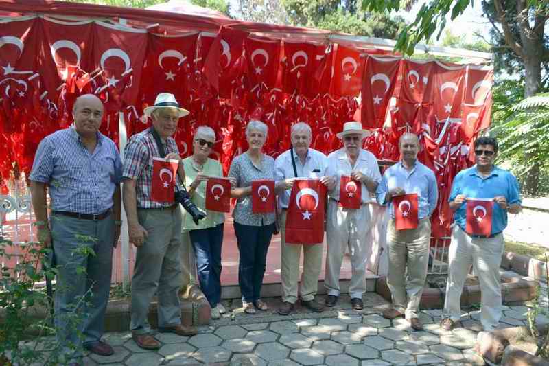  Dünya Barışı İçin Bayraklı Baba Türbesine Türk Bayrağı Astılar 