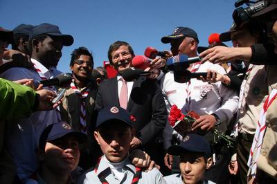  Kamerunlu Gençler Dışişleri Bakanı Davutoğlu’nu Şaşırttı  