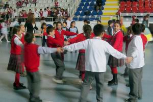  Çocuklar Çocuk Oyunları Etkinliğinde Gönüllerince Eğlendi  