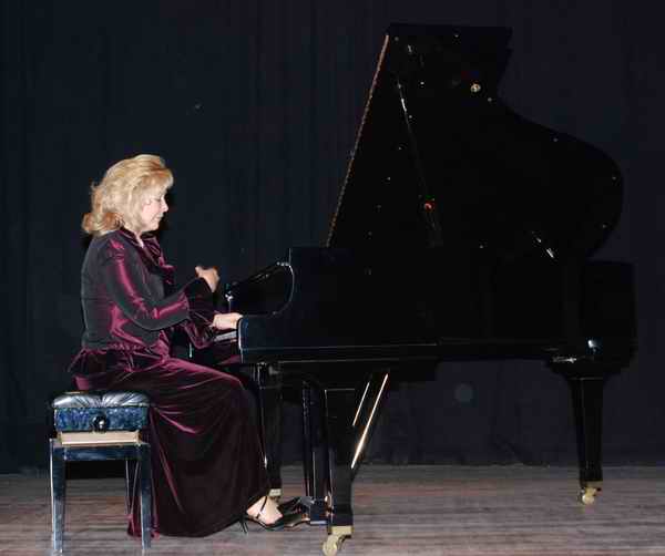  Piyano Sanatçısı Gülsin Onay’dan Muhteşem Konser 