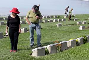 Anzaklar Dedelerinin Mezarlarını Ziyaret Ediyor 