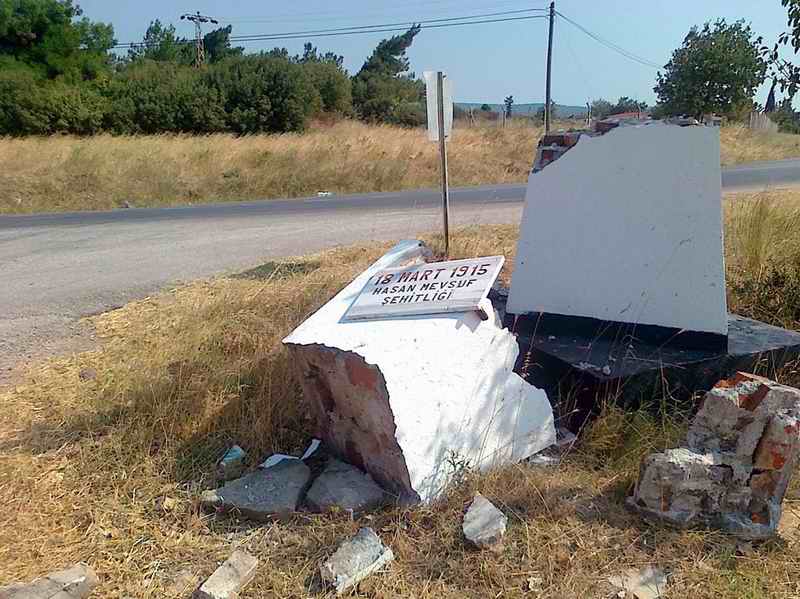  Hasan Mevsuf Şehitliğinin Kaidesini Parçaladılar 