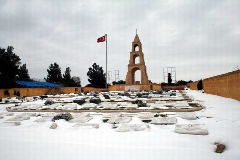  Şehitlikler Beyaz Örtü İle Kaplandı 