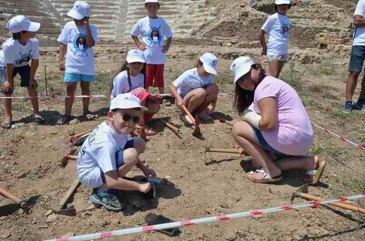  Küçük Arkeologlar Antik Kentlerde Kazı Yaptı 