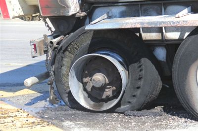  Tır Lastiği Bomba Gibi Patladı 