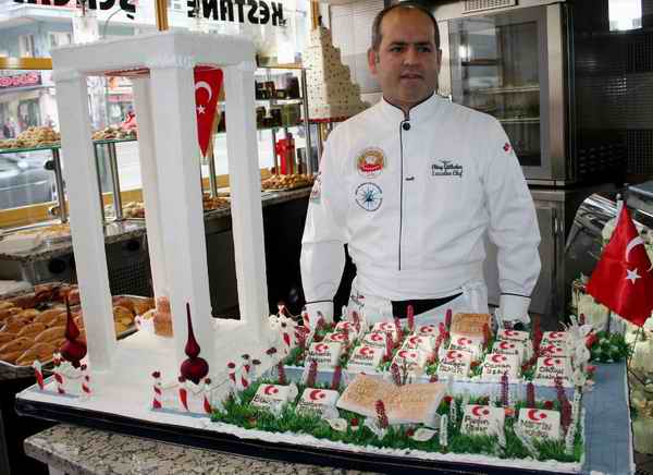  Çanakkale Şehitliği’nin Pastasını Yaptı 