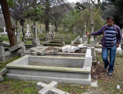  Gökçeada’da Tahrip Edilen Rum Mezarları Onarıldı 