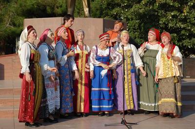  Rus Ekibinden Folklor Gösterisi 