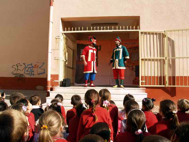  Üstün Sanat Tiyatrosu Okullarda Oyun Sahneliyor 