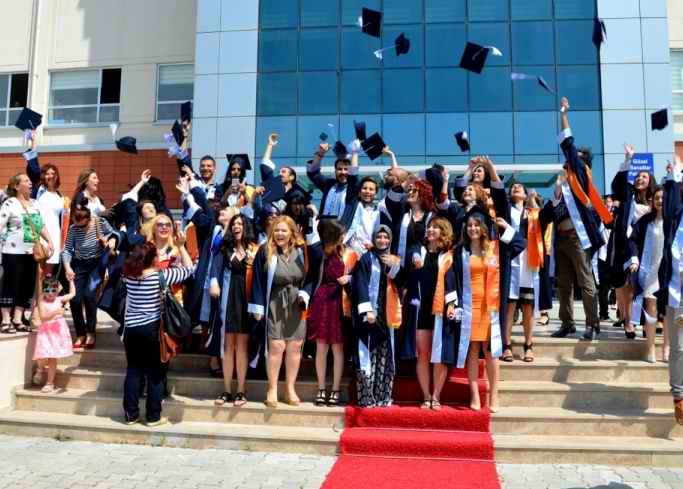  ÇOMÜ Güzel Sanatlar Fakültesi Öğrencileri Mezun Oldu 