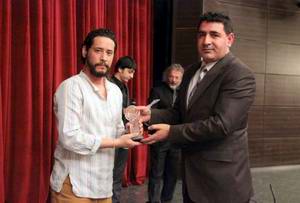  Çanakkale Belediyesi Tiyatro Topluluğu Eğitmeni Sürücüye Ödül 