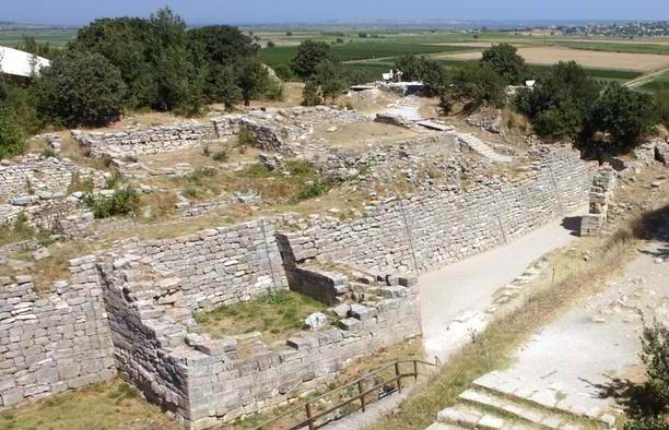  Troia Antik Kenti Ziyaretçi Akınına Uğıruyor 