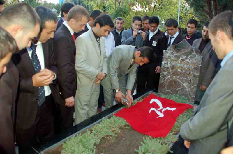  Çanakkale Şehitliğinden Alparslan Türkeş’in Kabrine Şehitlik Toprağı 