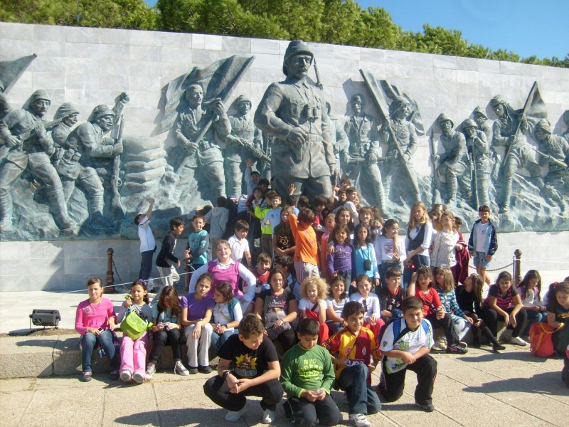  Çanakkale Koleji Öğrencileri Şehitlikleri Gezdi 