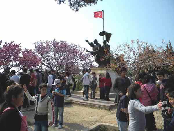  Şehitliklere Ziyaretçi Akını 