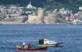 Kilitbahir Kalesi ve Balıkçı Tekneleri