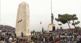 Her Yıl 25 Nisan'da Conkbayırı'nda bulunan Yeni Zelanda Anıtı'ndaki Törene Katılanlar