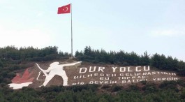 Kilitbahir'de Dağın Yamacına Yazılan 'Dur Yolcu' Yazısı