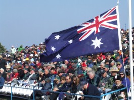 25 Nisan'da Lone Pine'de  (Avustralya Anıtı) Düzenlenen Törene Katılanlar