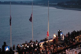 Anzak Koyu'nda 25 Nisan'da Düzenlenen Törene Katılanlar