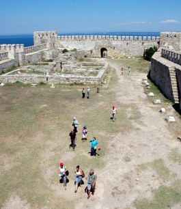 Bozcaada Kalesi'ni Gezen Turistler