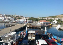 Feribottan Bozcaada'nın İskelesinin Görünümü