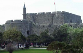 1462 Yılında Fatih Sultan Mehmet Tarafından Yaptırılan Çimenlik Kalesi