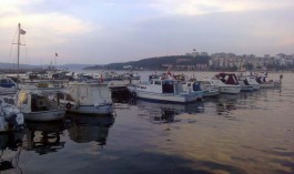 Balıkçı Barınağında Tekneler ve 18 Mart Tepesi