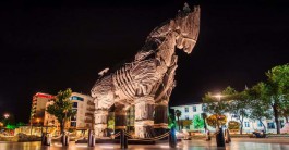 Çanakkale Kordon Boyundaki Ünlü Troy Atı'nın Gece Görüntüsü