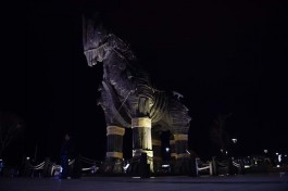 Çanakkale Kordon Boyundaki Ünlü Troy Atı'nın Gece Görüntüsü