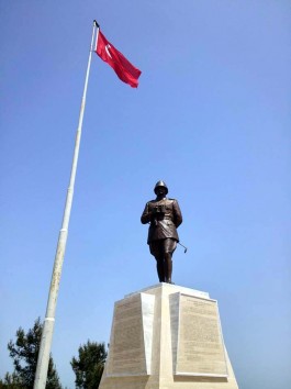 Conkbayırı'ndaki Atatürk Anıtı