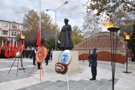 Çanakkale Cumhuriyet Meydanındaki Atatürk Heykeli