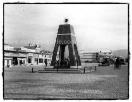 Çanakkale'de 1970'li Yıllarda Cumhuriyet Meydanı Civarındaki Anıt