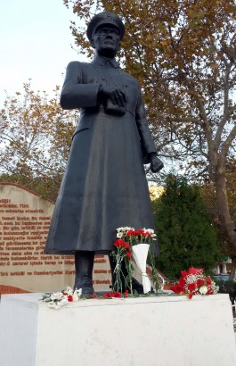 Çanakkale Cumhuriyet Meydanındaki Atatürk Heykeli