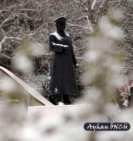 Çanakkale Cumhuriyet Meydanındaki Atatürk Heykeli