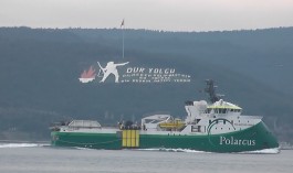 Çanakkale'nin Sembolü 'Dur Yolcu' Yazısı ve Boğazdan Geçen Gemiler