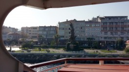 Feribottan Eceabat'ın Görünümü ve Tarihe Saygı Anıtı