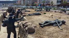 Eceabat'ta Sahil Kesiminde Yer Alan 'Tarihe Saygı Parkı'