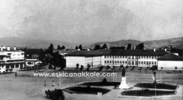1960'lı Yıllarda Cumhuriyet Meydanı ve Eski Çanakkale Lisesi
