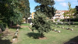 Çanakkale il merkezindeki İngiliz Mezarlığı'ndan (British Cemetery) Bir Görünüm