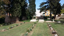 Çanakkale il merkezindeki İngiliz Mezarlığı'ndan (British Cemetery) Bir Görünüm