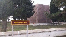 Nuri Yamut Anıtı