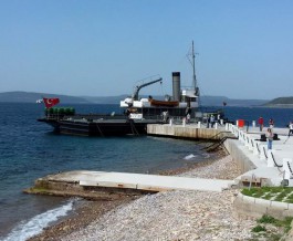 Çimenlik Kalesi İskelesinde Bağlı Bulunan Nusret Mayın Gemisi