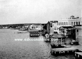 1917 Yılında Çanakkale Sahili. Sağ Başta Yer Alan Kısım Günümüzdeki Donanma Çay Bahçesi ile Şakir'in Yeri 