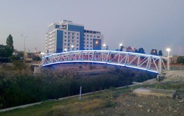 Sarıçay Üzerindeki Yeni Yaya Köprüsü ve Parion Hotel