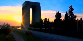 Çanakkale Şehitler Abidesi'nin Gün Batımındaki Görünümü