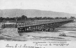 1800'lü Yılların Başında Şuanki (Taş Köprünün) Cuma Pazarı Yanındaki Sarıçay Üzerindeki Atatürk Köprüsü'nün İlk Hali